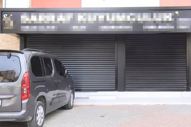 Büyükçekmece'de bir kuyumcu piyasadan topladığı altın ve paralarla ortadan kayboldu