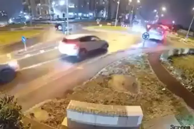 Romanya'da akılalmaz kaza: Kontrolden çıkan araç, iki taksinin üzerinden uçtu