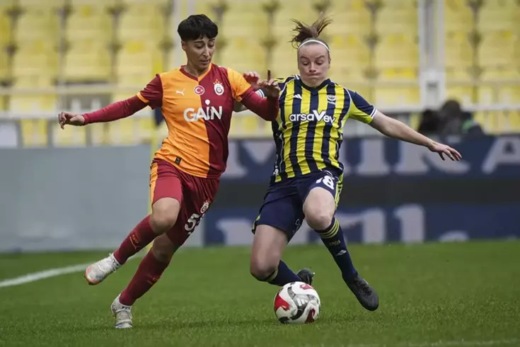 Kadınlar derbisinde Galatasaray'ı deviren Fenerbahçe 11'de 11 yaparak liderliğe yükseldi