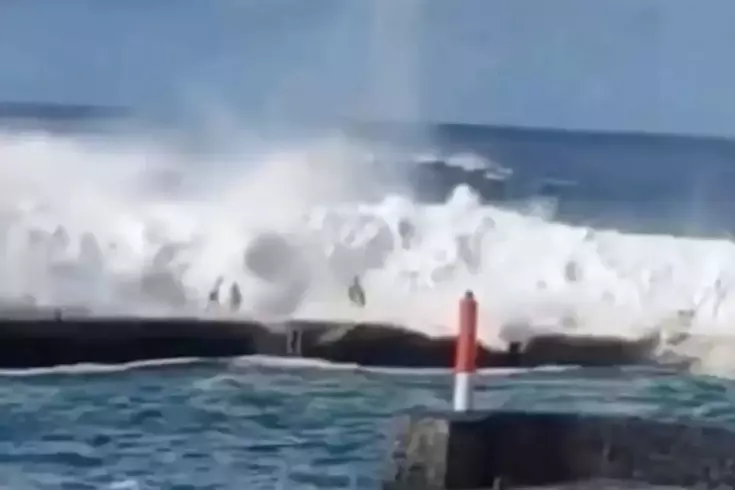 Dev dalgalar turistleri yuttu: 3 ölü, 5 yaralı