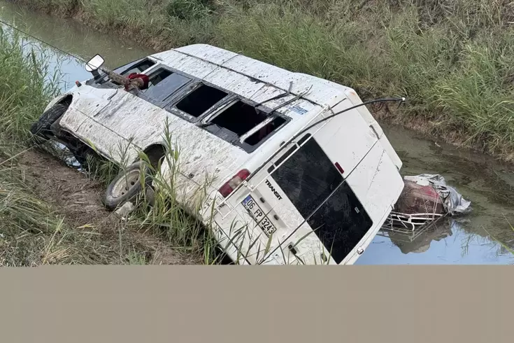 Adana'da minibüs kanala devrildi: 18 yaralı