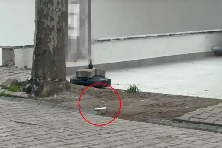 Çöpe atmak için yerden aldığı kargo poşetinin içinden 60 bin dolar çıktı