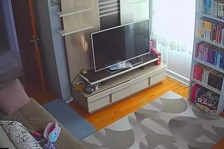 Depremin şiddetini gözler önüne seren görüntü! Beşik gibi sallandı