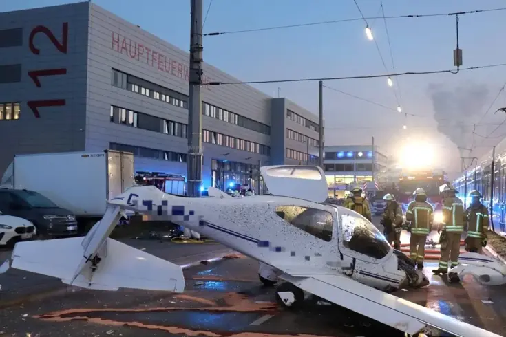 Almanya'da küçük uçak caddeye zorunlu iniş yaptı