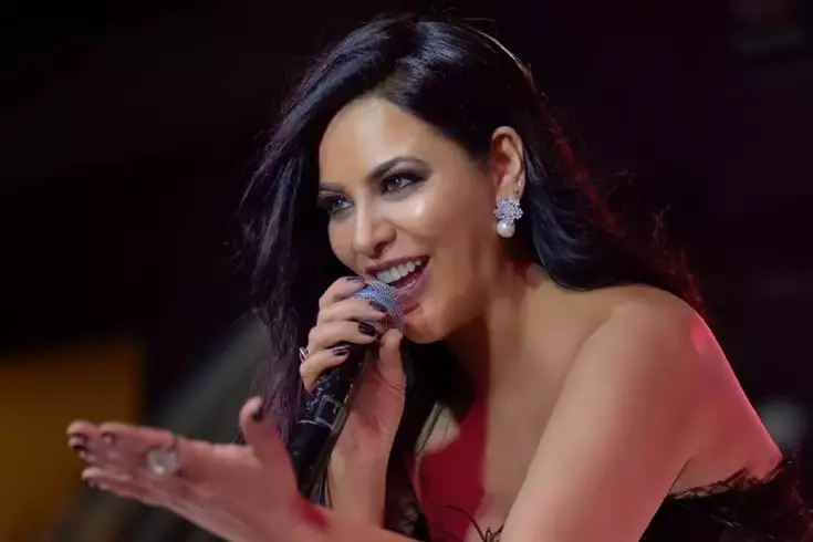 Zara'dan iddialı selfie: Göğüs detayı ön planda