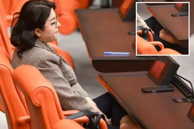 DEM Partili Öznur Bartın TBMM'de ayakkabılarını çıkardı