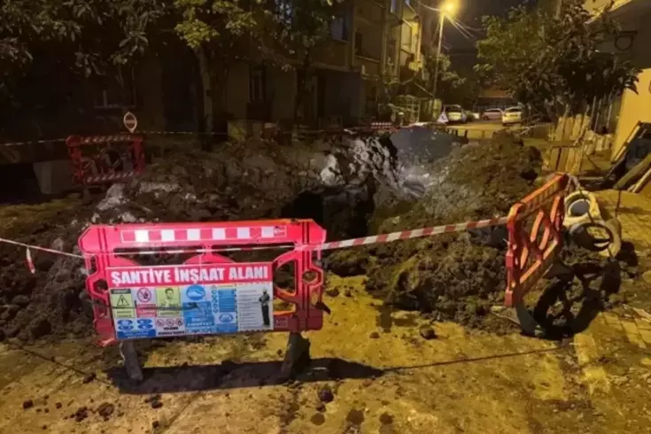 İstanbul'da yol çöktü! Bir işçi göçük altında kaldı