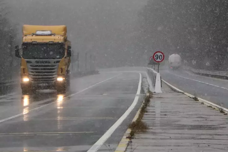 İstanbul'un yanı başına mevsimin ilk karı düştü