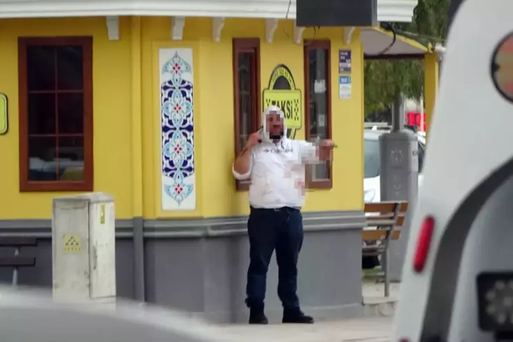 Taksi durağında kendisini tabanca ve bıçakla yaraladı