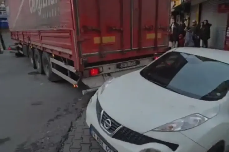 Kağıthane'de manevra yapan tır 3 otomobile çarpıp caddeyi birbirine kattı