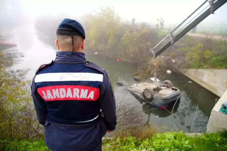 Kazada ölen arkadaşını araçta bırakıp kaçtılar