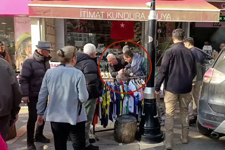 CHP Şile İlçe Başkanlığı önünde 'kızıma küfür ettiler' diye bağıran kişi gözaltına alındı