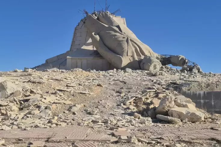 Görüntü Türkiye'nin yanı başından! 1 yıldır böyle yıkık halde duruyor