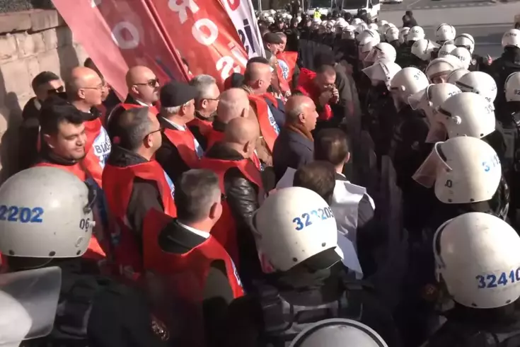 Polis ekipleri, TBMM önünde eylem yapmak isteyen grubu ablukaya aldı