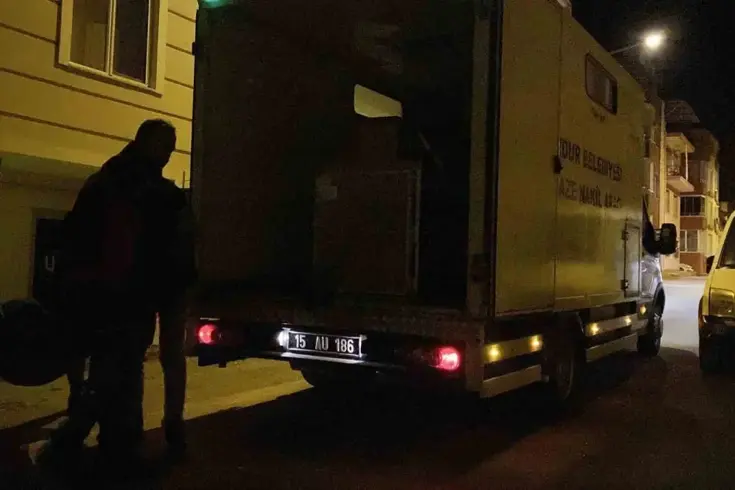 Yaşadığı apartmanın merdiveninde ölü bulundu