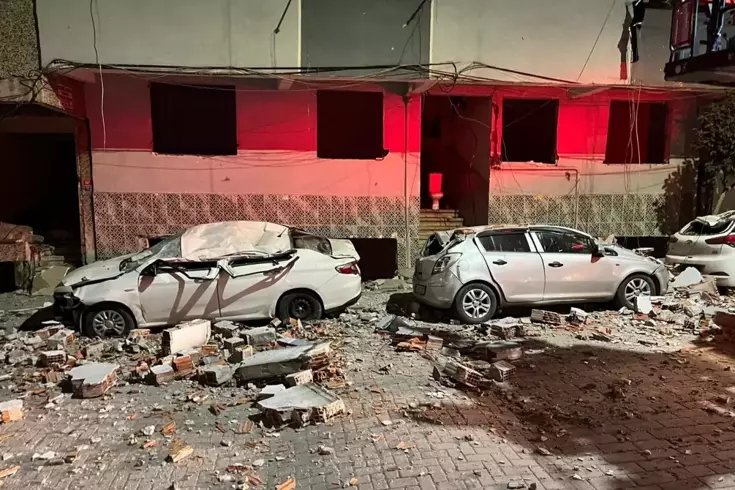 Binanın çatısından kopan parçalar araçları hurdaya çevirdi