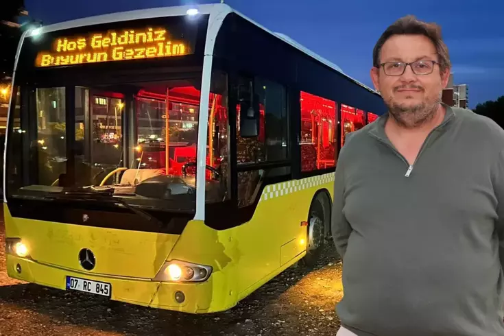 İETT otobüsü aldı, mahalleliyi peşine taktı! Akşam olunca ışıklar açılıyor, müzik başlıyor