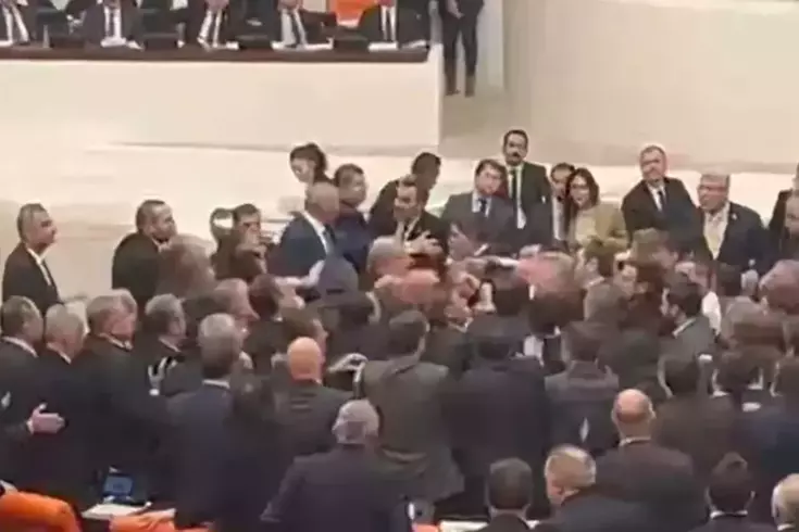 في البرلمان، اشتباك بالأيدي بين نواب حزب العدالة والتنمية وحزب الشعب الجمهوري.