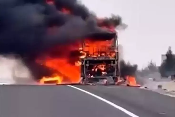 Seyir halindeki yolcu otobüsü alev alev yandı: 25 yolcu son anda kurtuldu