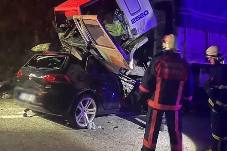 Tırla kafa kafaya çarpışan araçtaki 3 kişi feci şekilde can verdi