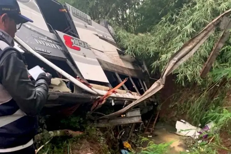 Endonezya'da yolcu otobüsünün devrilmesi sonucu 16 kişi öldü