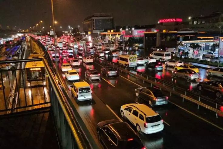 İstanbul'da yağışın da etkisiyle trafik durma noktasına geldi
