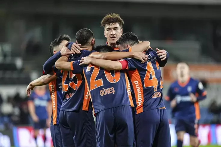 شومورودوف، هو المتصدر الوحيد في سباق الهدافين.