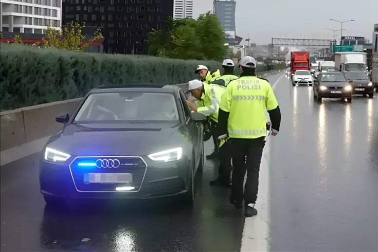 قرار من المحكمة الدستورية بشأن السيارات ذات الأضواء المتلألئة! تم نشره في الجريدة الرسمية.