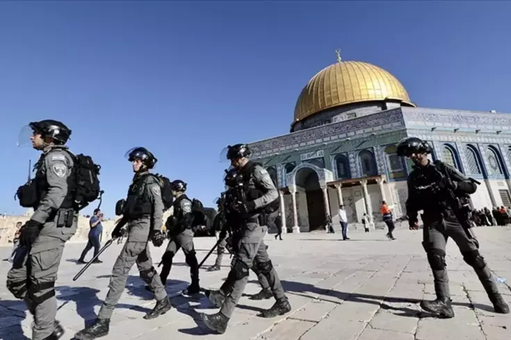 Filistin topraklarını gasbeden İsrailliler, Mescid-i Aksa'ya baskın düzenledi
