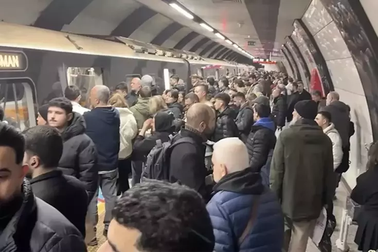 İstanbul'da metro arızası, seferler aksıyor
