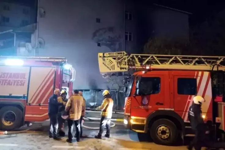İstanbul'da gece yarısı korkutan yangın! 4 araç kullanılamaz hale geldi