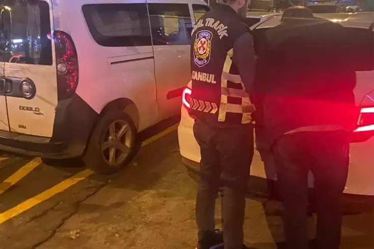 Eline aldığı sopayla trafikte dehşet saçtı