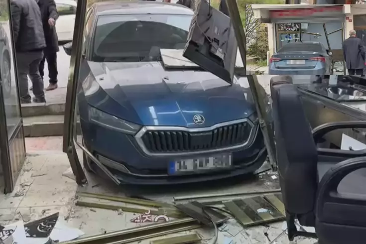 Arnavutköy'de akılalmaz kaza! Araba berber dükkanına daldı