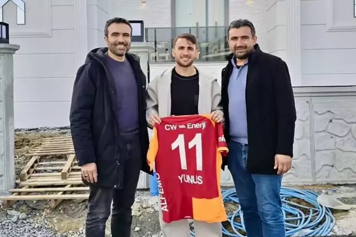 Yunus Akgün yeni evini aldı: Formayla pozunu verdi