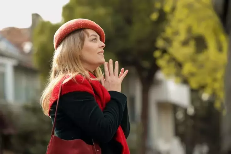 Сериал 'Весна' сегодня вечером завершает свой показ! Команда на последнем съемочном дне разрезала прощальный торт.