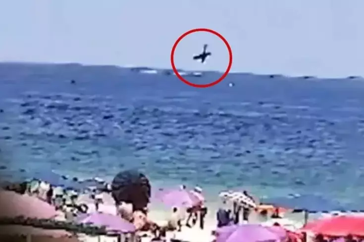 Korkunç kaza! Sahilde güneşlenenlerin gözü önünde çakıldı