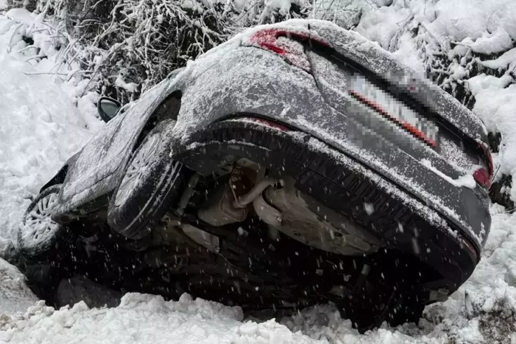 Düzce'de kar kazası: 8 kişilik aile kanala uçtu