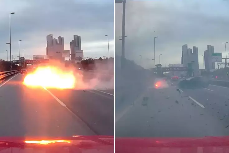 Водитель, который вырезал, врезался в барьеры, его мотоцикл загорелся и вылетел на дорогу.