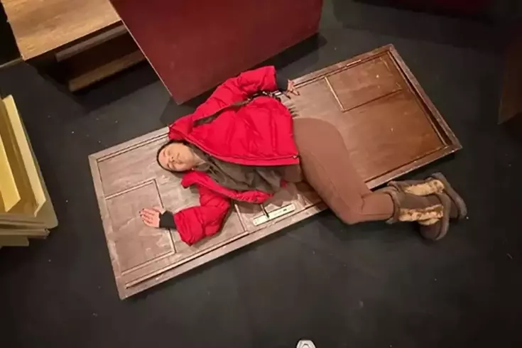 Sahnede korku dolu anlar! Aslı Bekiroğlu'nun kafasına kapı düştü