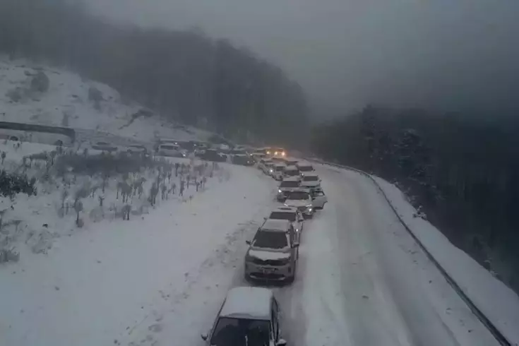 Uludağ yolunda dönüş çilesi, kilometrelerce kuyruk oluştu
