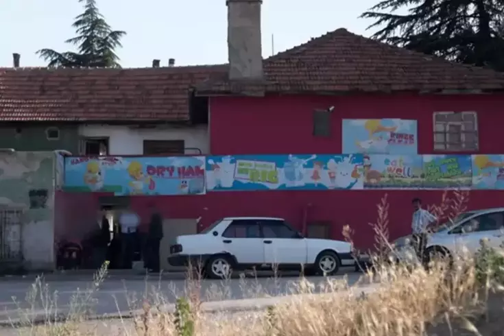 Hayır mağazasında cinsel ilişki karşılığı yardım skandalına 35 yıla kadar hapis talebi