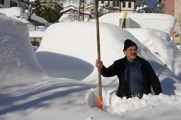 İlçe kara gömüldü! Vatandaşlar arabasını bulamıyor