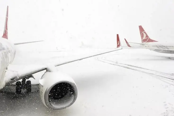Uçak seferlerine kar yağışı engeli