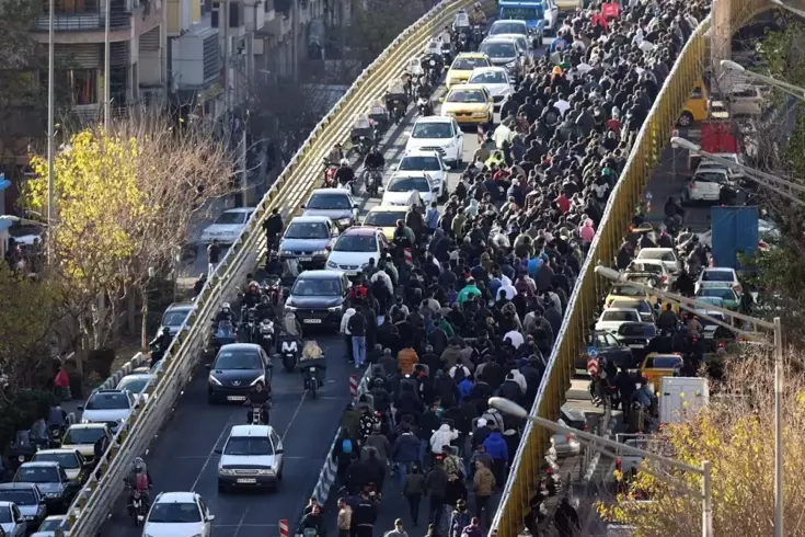 İran'da protestolar başladı! Kaymakamlık binasını bastılar