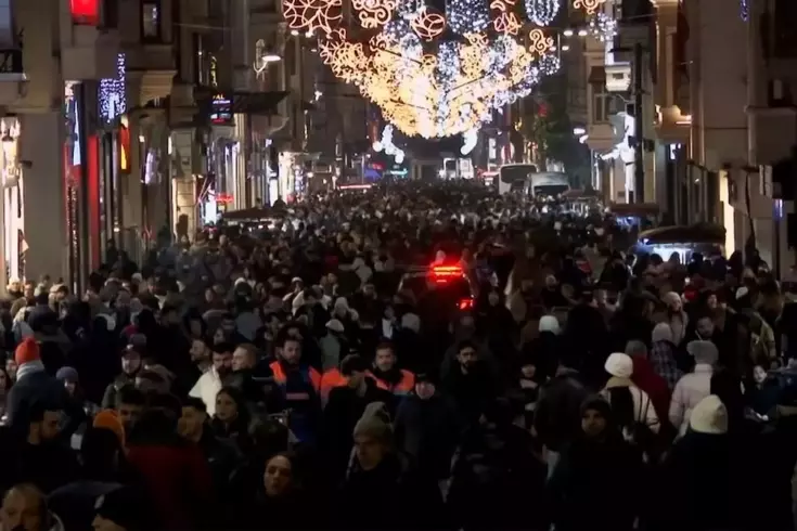 İstanbul'da binlerce kişi yeni yılı kutlamak için Taksim'e akın etti