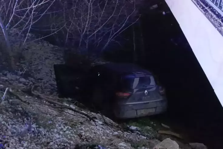 Bursa'da korku dolu anlar: Otomobil dereye uçtu