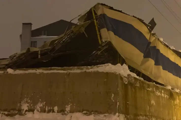 Yüksekova'da yoğun kar nedeniyle halı sahanın çatısı çöktü