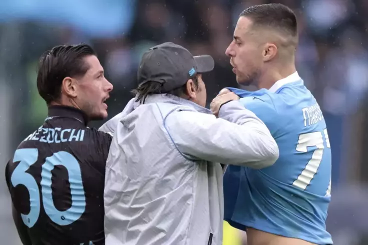 3 red cards in 7 minutes! Napoli is the winner of the big match in Italy.