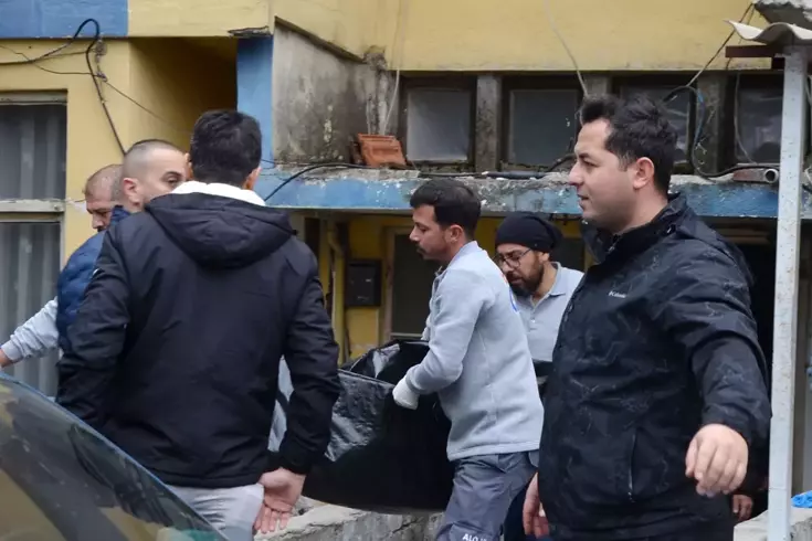 Eşini ve kızını, boğazlarını bıçakla keserek öldürdü