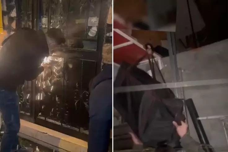 Polis kapıyı keserek içeri girdi, onlar çatıdan kaçmaya çalıştı